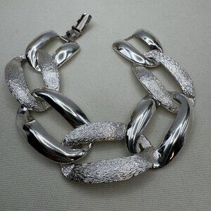 Vintage Napier Pat Pending Bracelet Gold Tone Textured Leaf Folding Clasp 7”